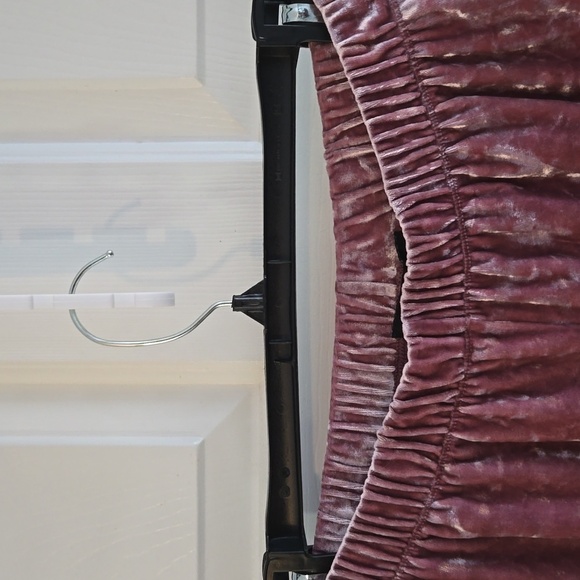 Forever 21 Small Dusty Pink Crushed Velvet Shorts - Picture 6 of 8